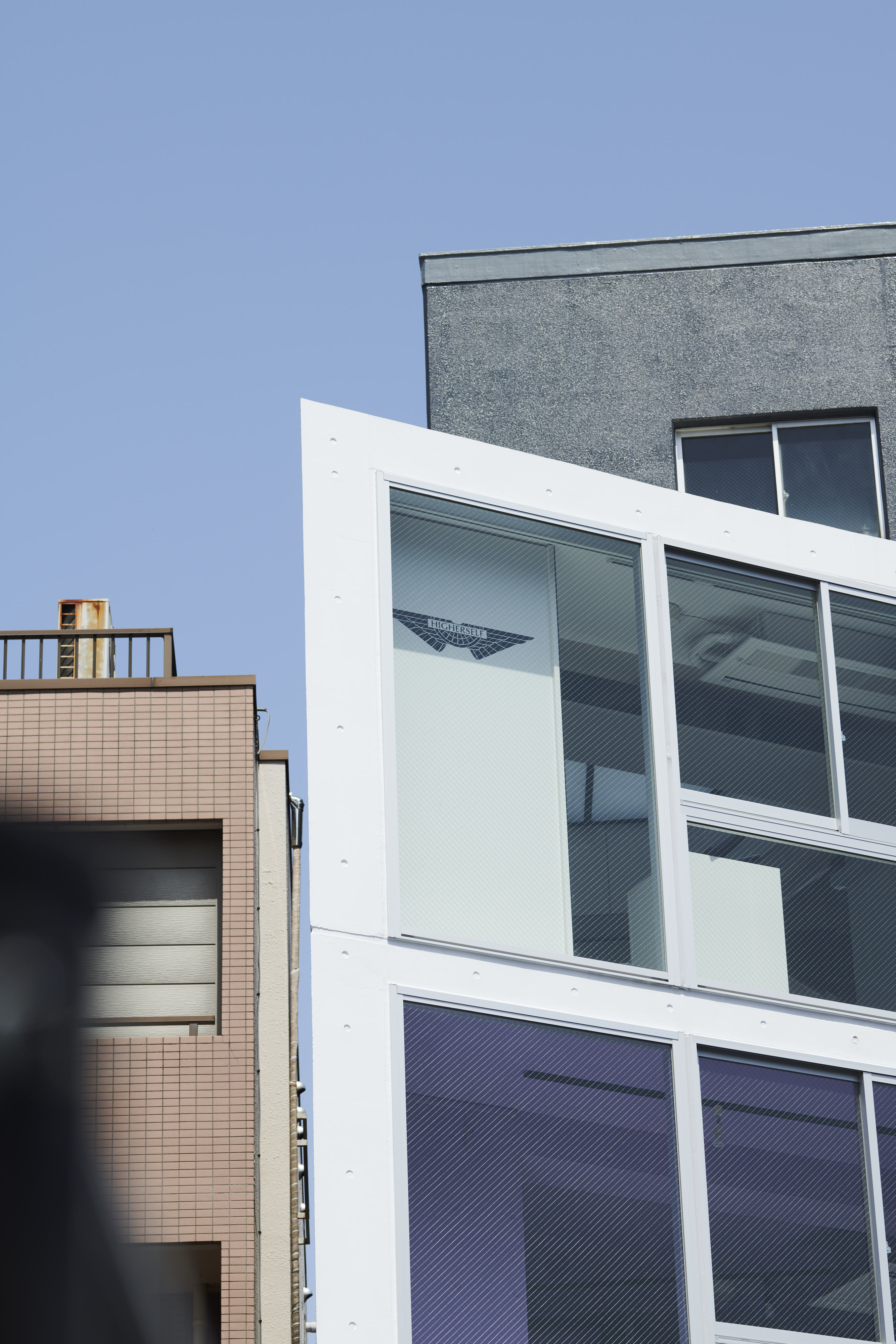 下北沢の街に面する建物